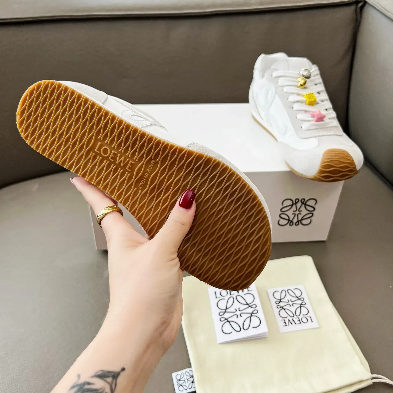 Loeve Flow Runner أبيض بيج مطبوع Anagram Logo منحوت متماسك غطاء أصابع القدم حذاء رياضي نمط حياة 3