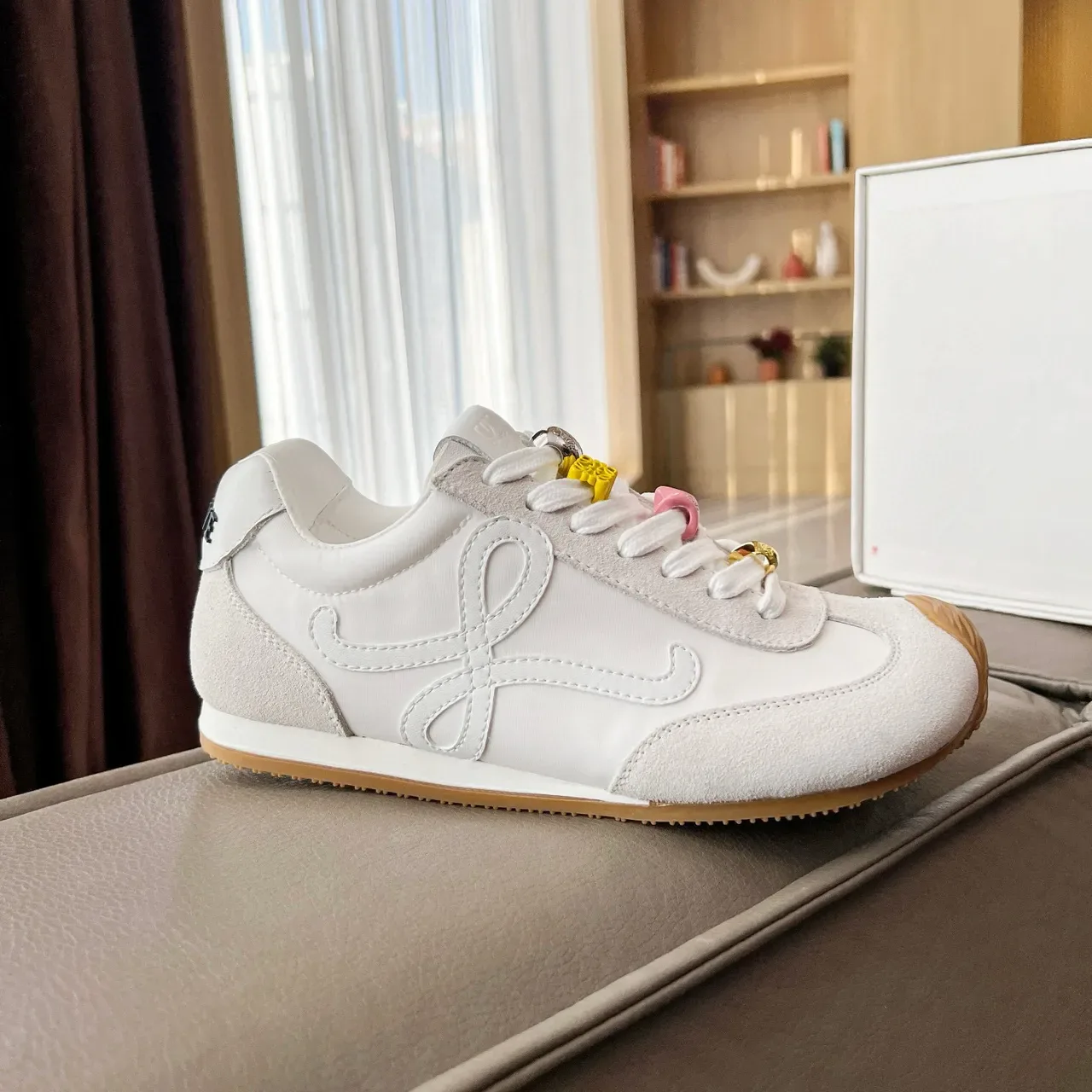 Loeve Flow Runner أبيض بيج مطبوع Anagram Logo منحوت متماسك غطاء أصابع القدم حذاء رياضي نمط حياة 4