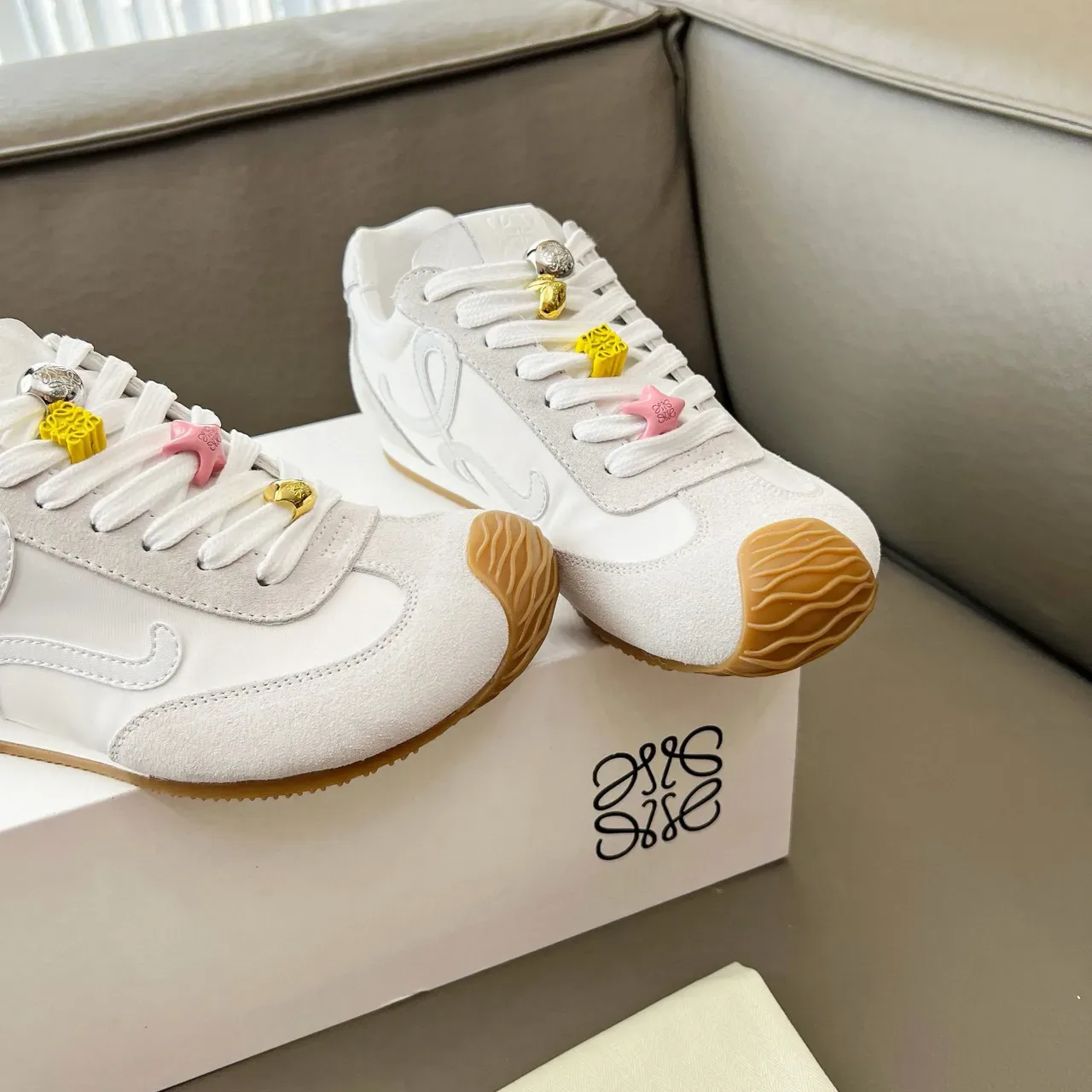 Loeve Flow Runner أبيض بيج مطبوع Anagram Logo منحوت متماسك غطاء أصابع القدم حذاء رياضي نمط حياة 5