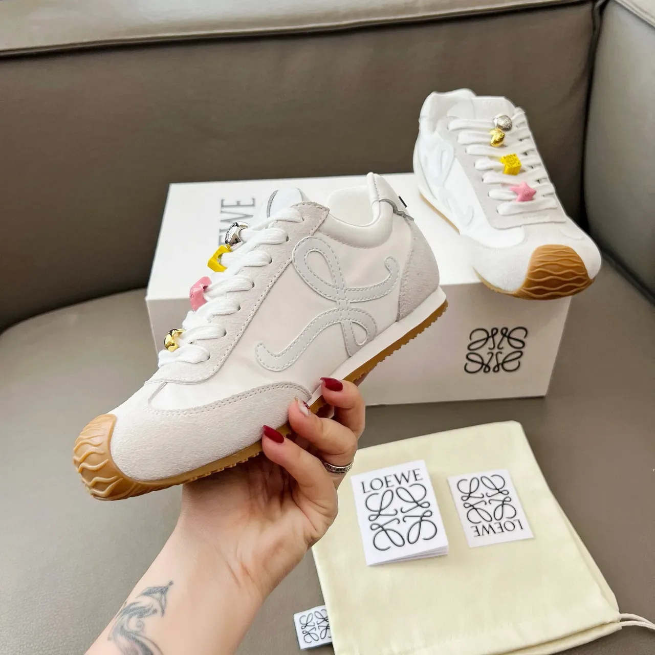 Loeve Flow Runner أبيض بيج مطبوع Anagram Logo منحوت متماسك غطاء أصابع القدم حذاء رياضي نمط حياة 6
