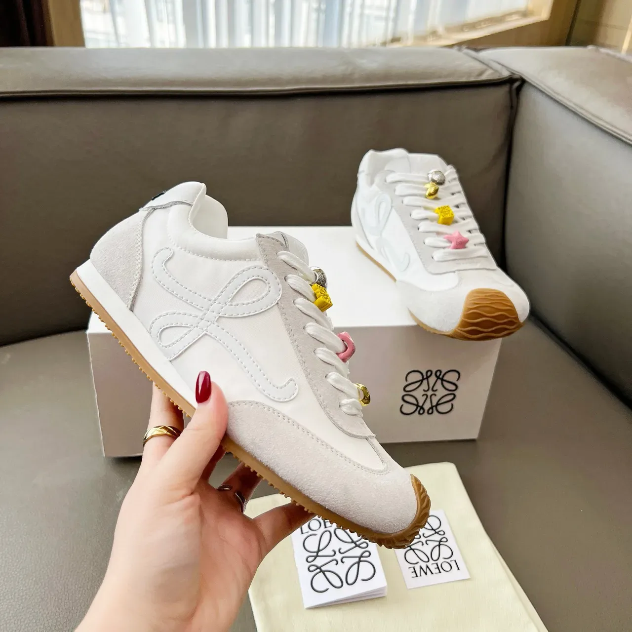 Loeve Flow Runner أبيض بيج مطبوع Anagram Logo منحوت متماسك غطاء أصابع القدم حذاء رياضي نمط حياة 7