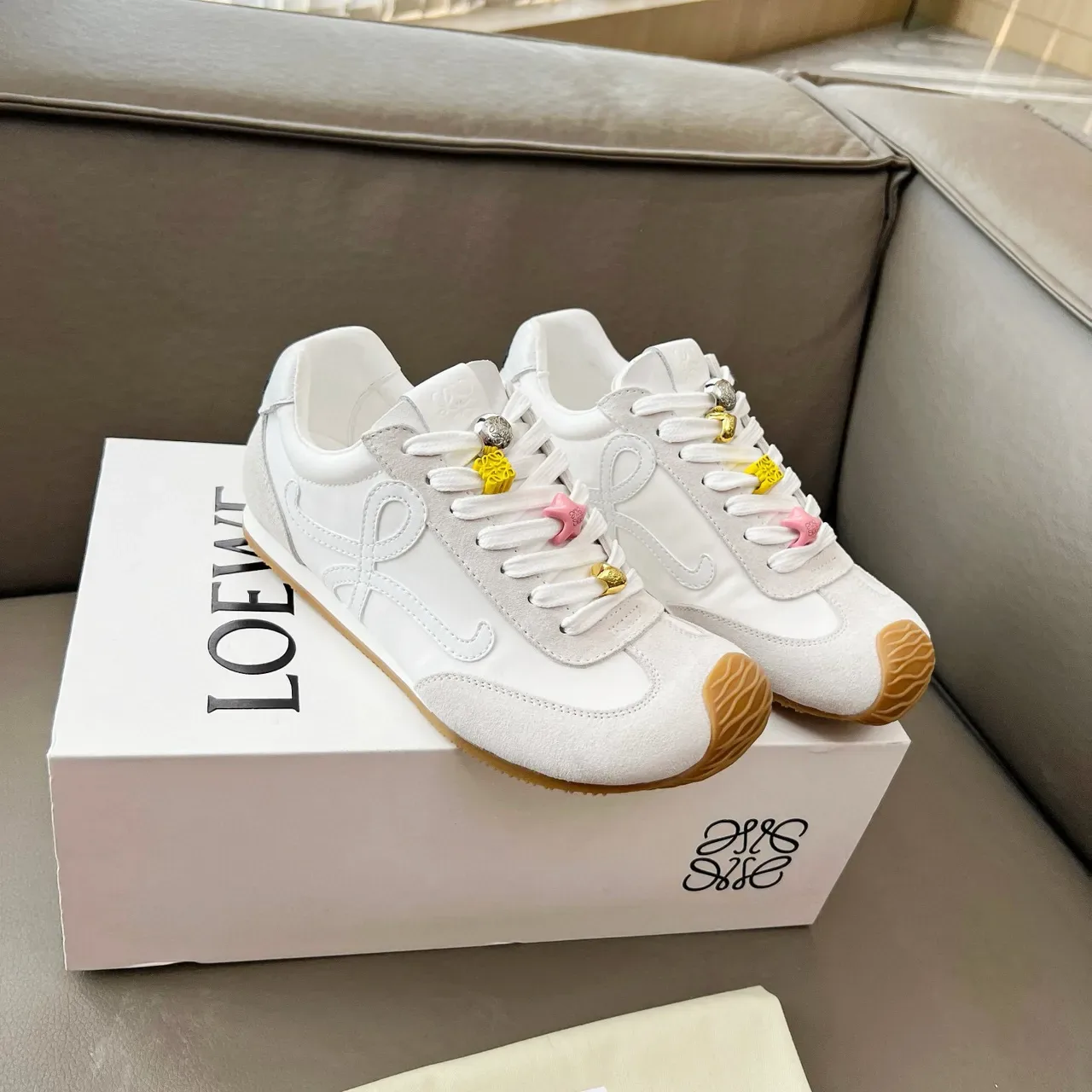 Loeve Flow Runner أبيض بيج مطبوع Anagram Logo منحوت متماسك غطاء أصابع القدم حذاء رياضي نمط حياة 8