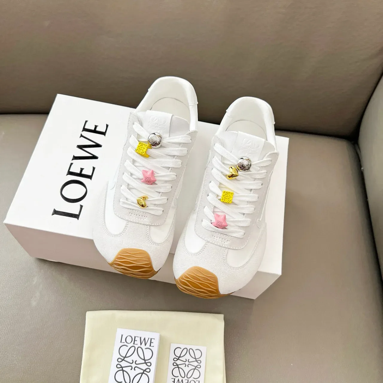 Loeve Flow Runner أبيض بيج مطبوع Anagram Logo منحوت متماسك غطاء أصابع القدم حذاء رياضي نمط حياة 9