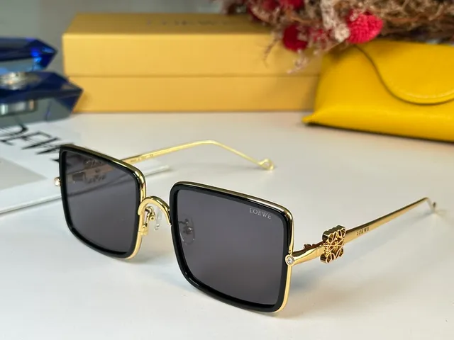 نظارات شمسية Loewe بإطار مربع ذهبي وردي تدرج بني 4