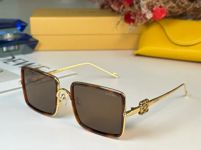 نظارات شمسية Loewe بإطار مربع ذهبي وردي تدرج بني 5