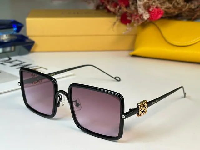 نظارات شمسية Loewe بإطار مربع ذهبي وردي تدرج بني 8