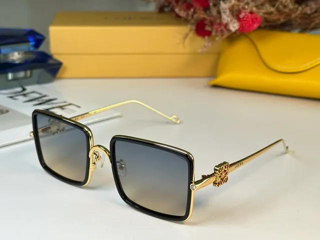 نظارات شمسية Loewe بإطار مربع ذهبي وردي تدرج بني 9