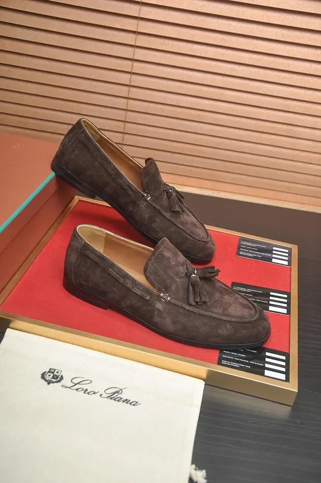Loro Piana Mocassins de Camurça Marrom Tassel 4