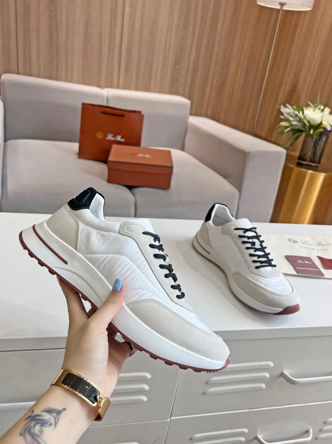 Loro Piana সাদা বেইজ মিক্সড-ম্যাটেরিয়াল আপার কালো কনট্রাস্ট লেস এবং হিল ট্যাব লাইফস্টাইল স্নিকার্স 2