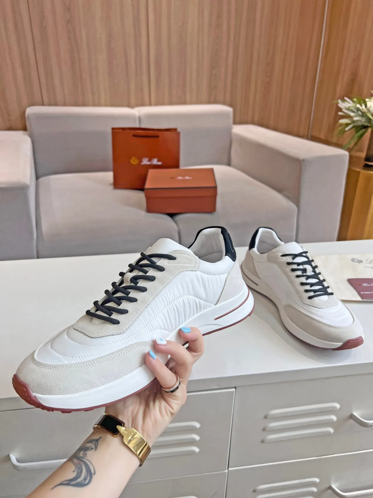 Loro Piana সাদা বেইজ মিক্সড-ম্যাটেরিয়াল আপার কালো কনট্রাস্ট লেস এবং হিল ট্যাব লাইফস্টাইল স্নিকার্স 3