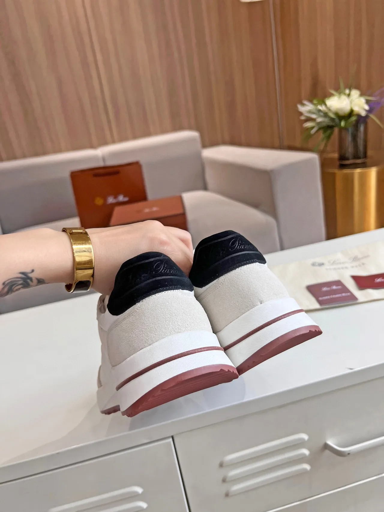 Loro Piana সাদা বেইজ মিক্সড-ম্যাটেরিয়াল আপার কালো কনট্রাস্ট লেস এবং হিল ট্যাব লাইফস্টাইল স্নিকার্স 6