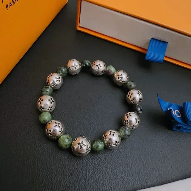 Louis Vuitton سوار من المعدن والحجر المزخرف بنقش الزهور والخرز 6
