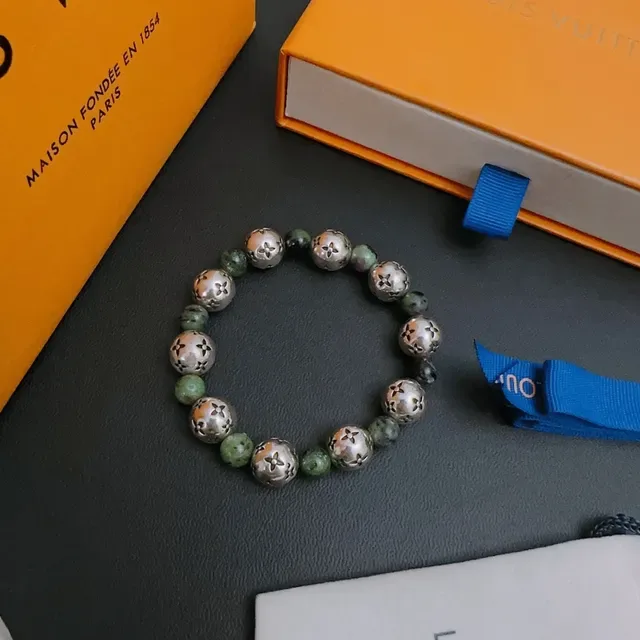 Louis Vuitton سوار من المعدن والحجر المزخرف بنقش الزهور والخرز 9