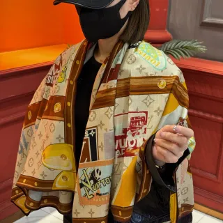 Louis Vuitton Cachecol Bege Marrom Impressão Gráfica Collage Monogram-Integrada