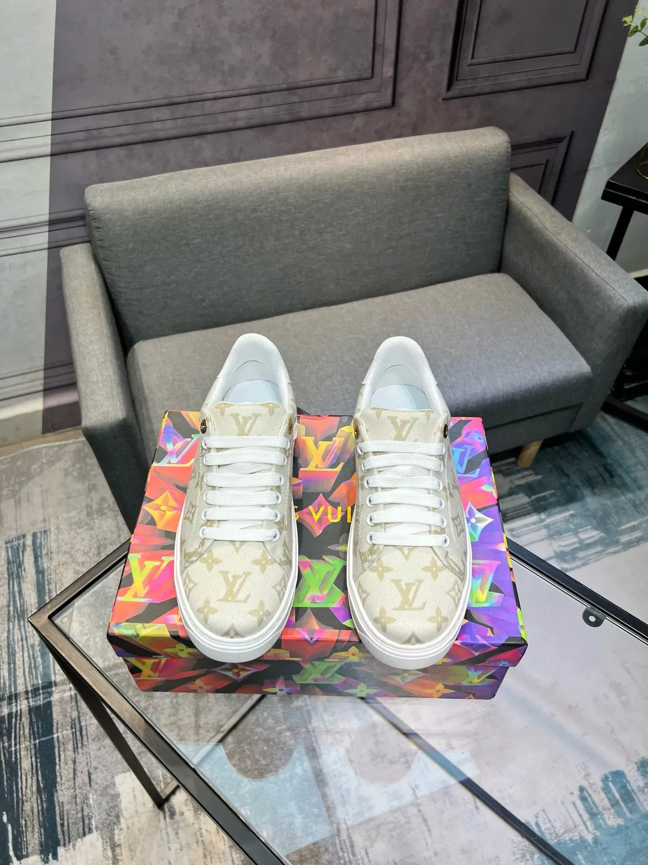 Louis Vuitton Tênis lifestyle bege com monograma dourado de canvas low-top 2