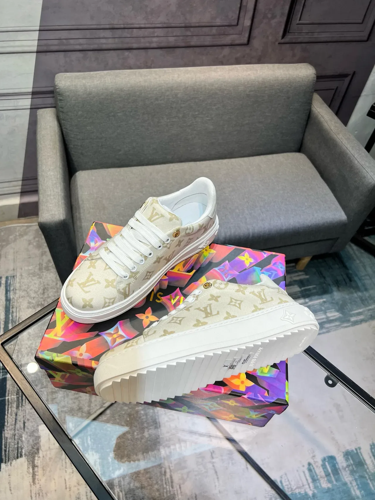 Louis Vuitton Tênis lifestyle bege com monograma dourado de canvas low-top 3