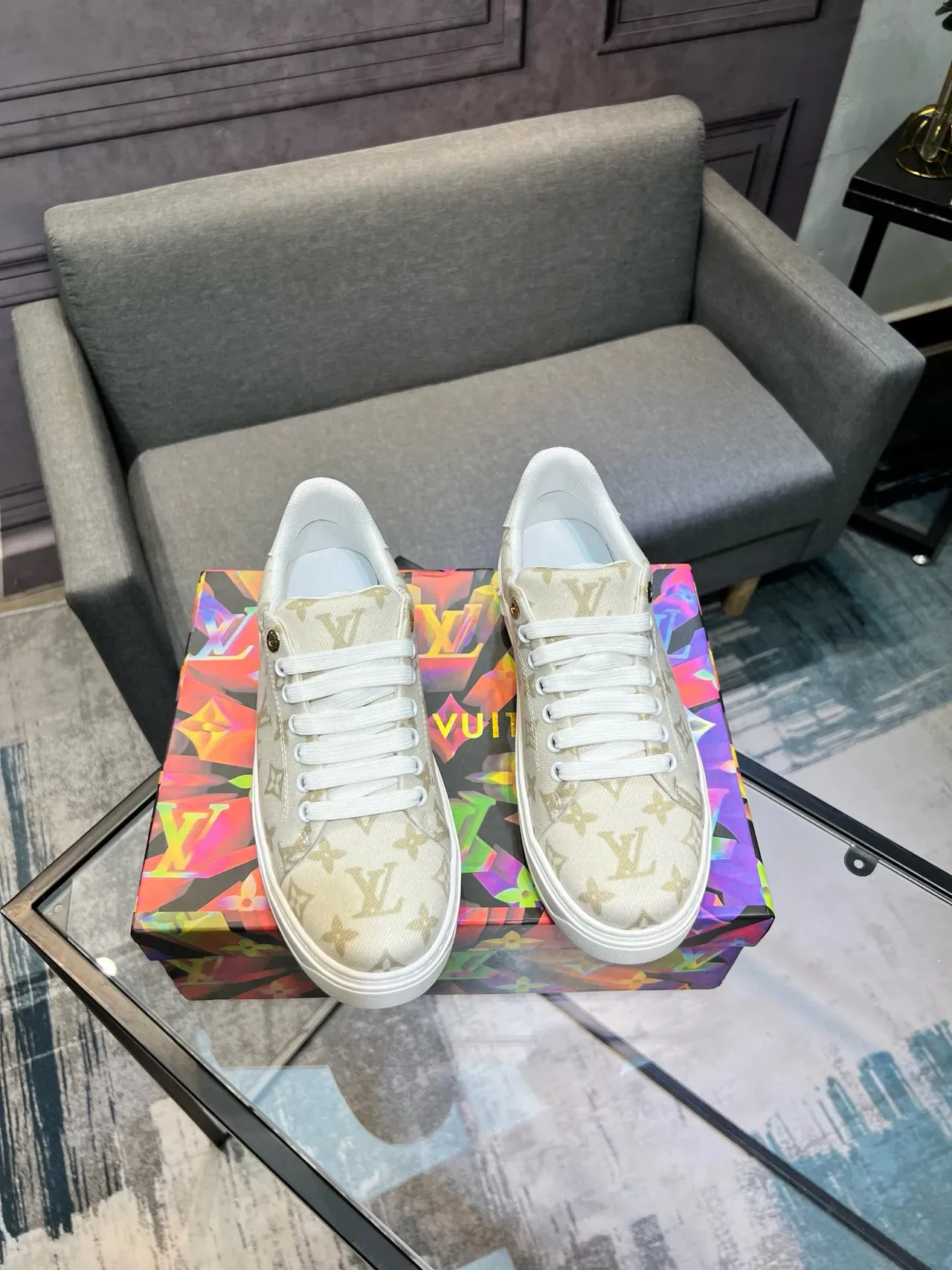 Louis Vuitton Tênis lifestyle bege com monograma dourado de canvas low-top 4