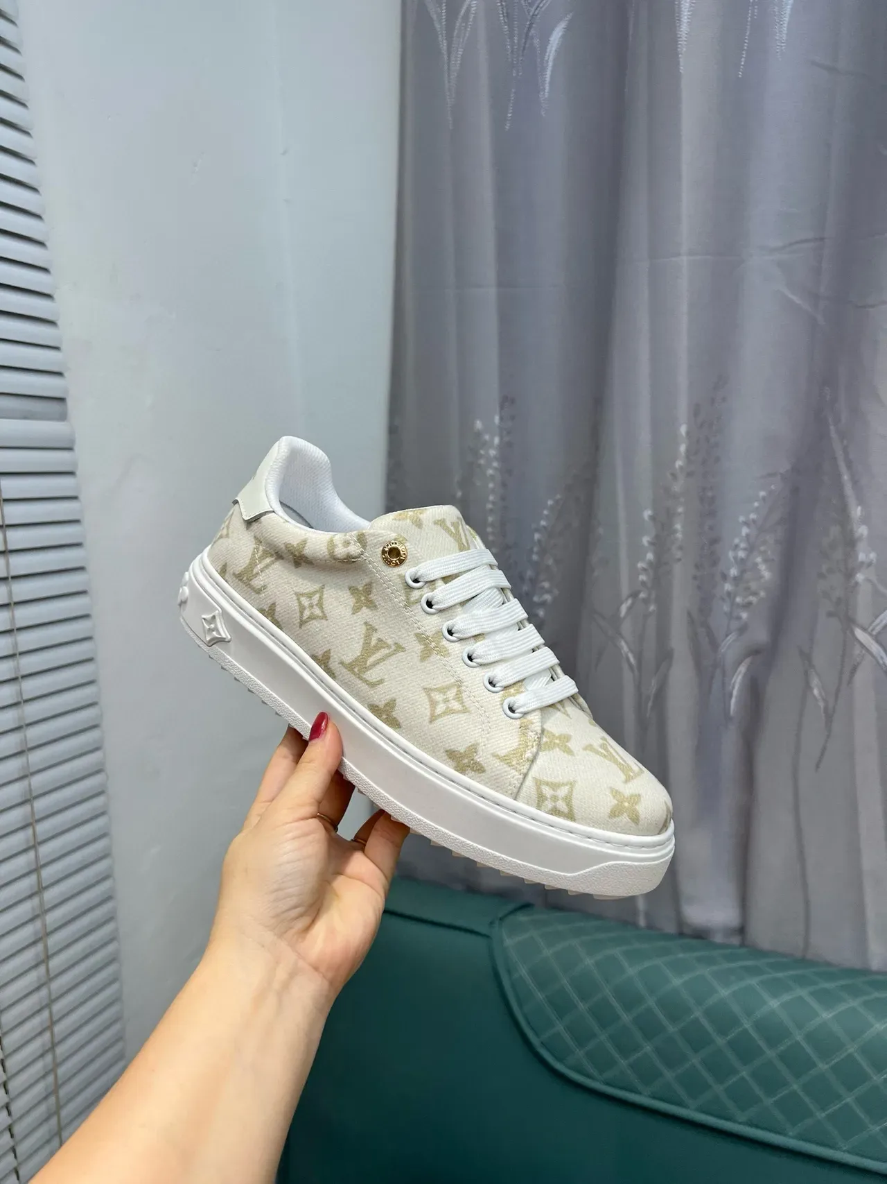 Louis Vuitton Tênis lifestyle bege com monograma dourado de canvas low-top 5