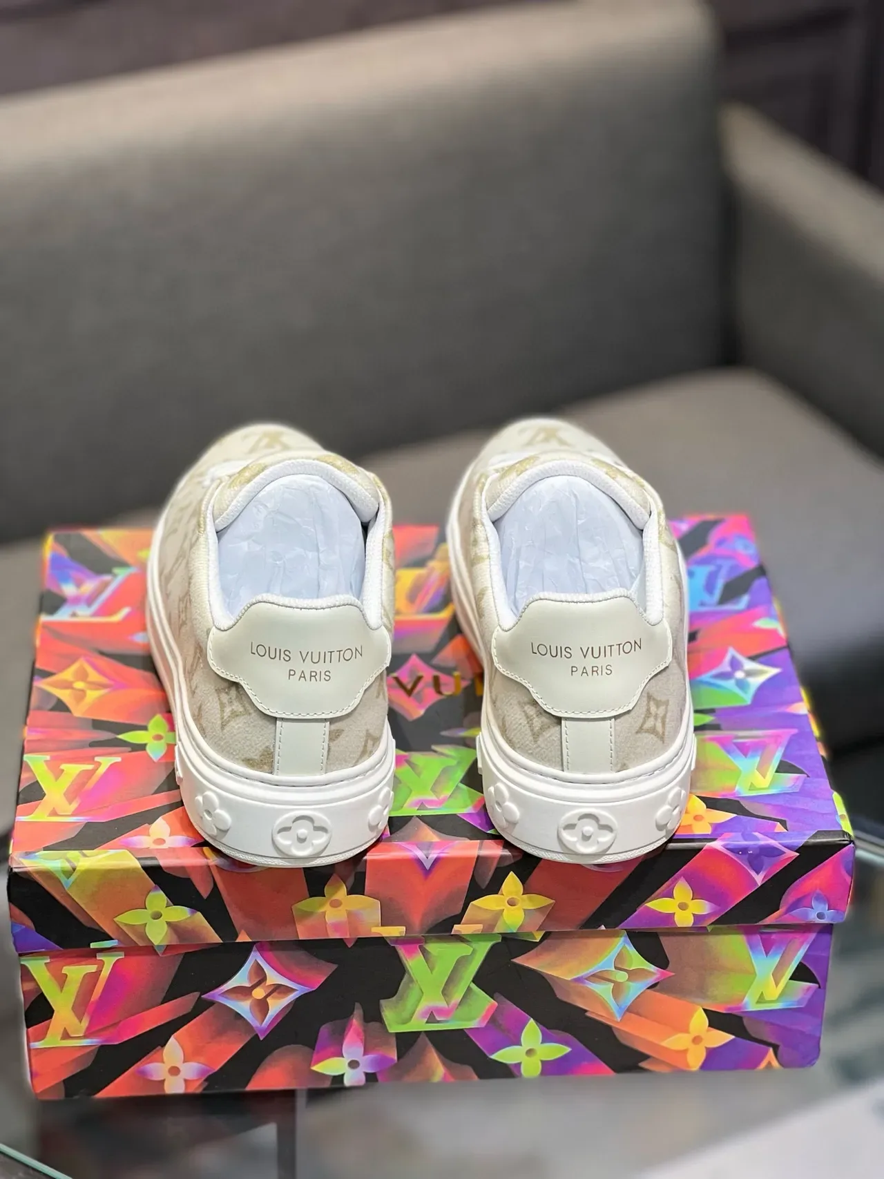 Louis Vuitton Tênis lifestyle bege com monograma dourado de canvas low-top 7