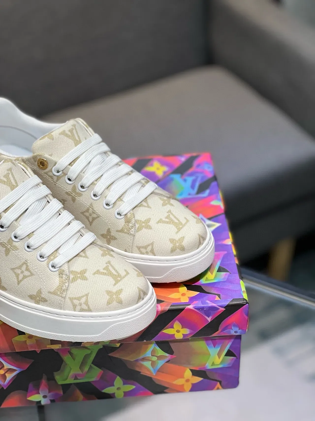 Louis Vuitton Tênis lifestyle bege com monograma dourado de canvas low-top 8