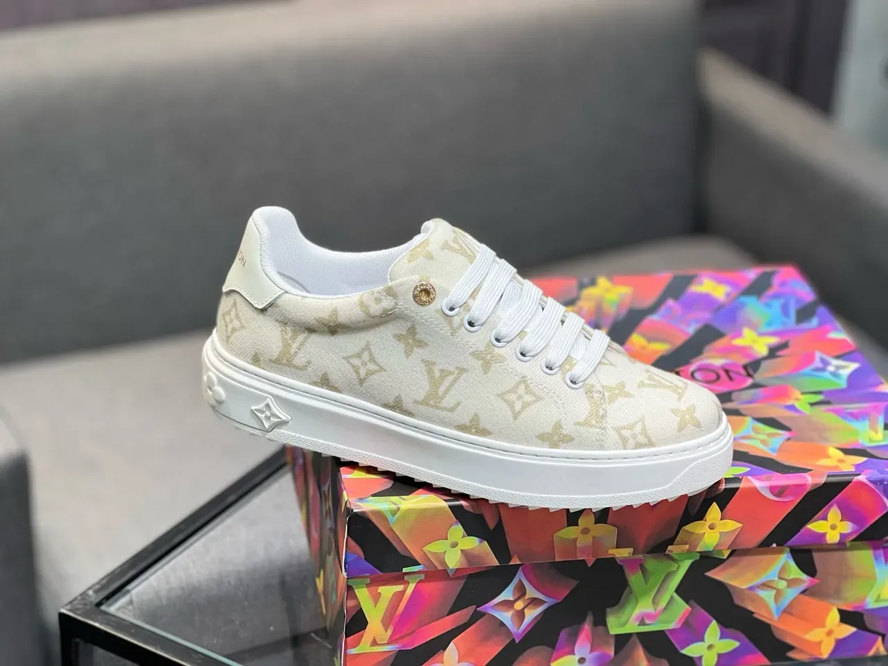 Louis Vuitton Tênis lifestyle bege com monograma dourado de canvas low-top 9