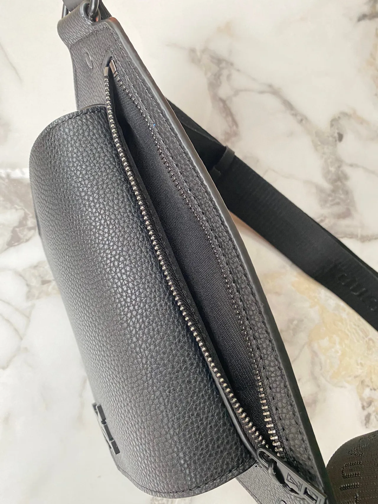 Louis Vuitton Negro Cuero Pebbled Monograma Embossed Bolso de Cintura de Moda 2
