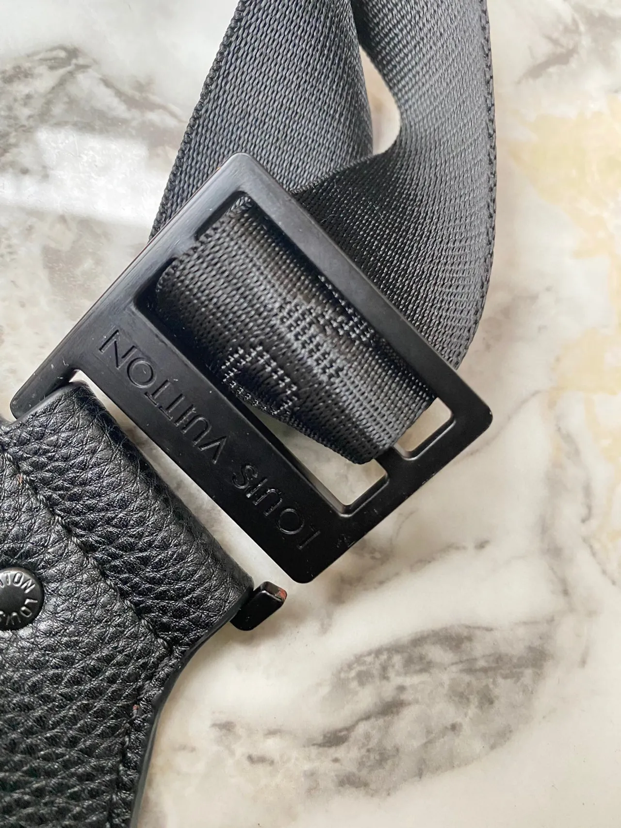 Louis Vuitton Negro Cuero Pebbled Monograma Embossed Bolso de Cintura de Moda 4