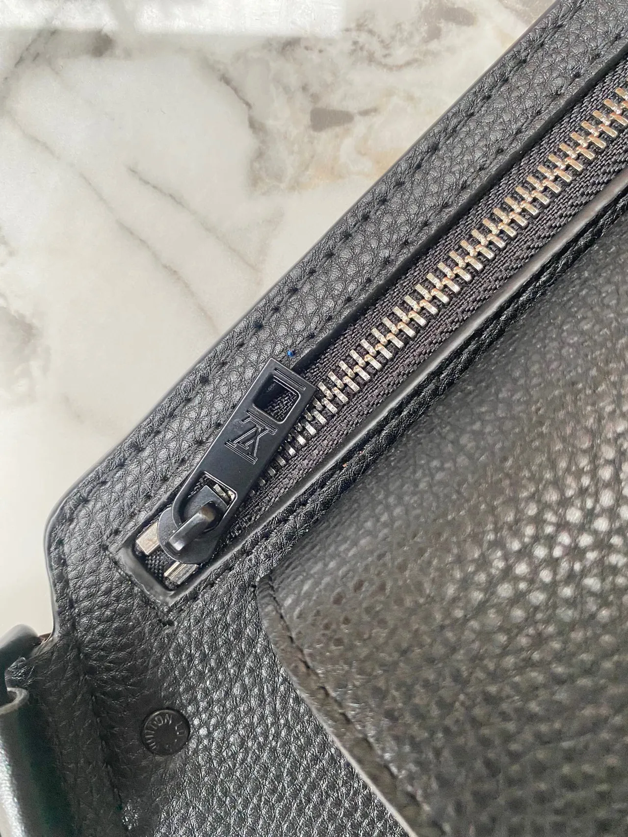 Louis Vuitton Negro Cuero Pebbled Monograma Embossed Bolso de Cintura de Moda 5