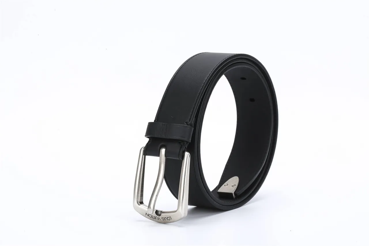 Louis Vuitton Ceinture en cuir noir argenté avec détails de couture lisse 5