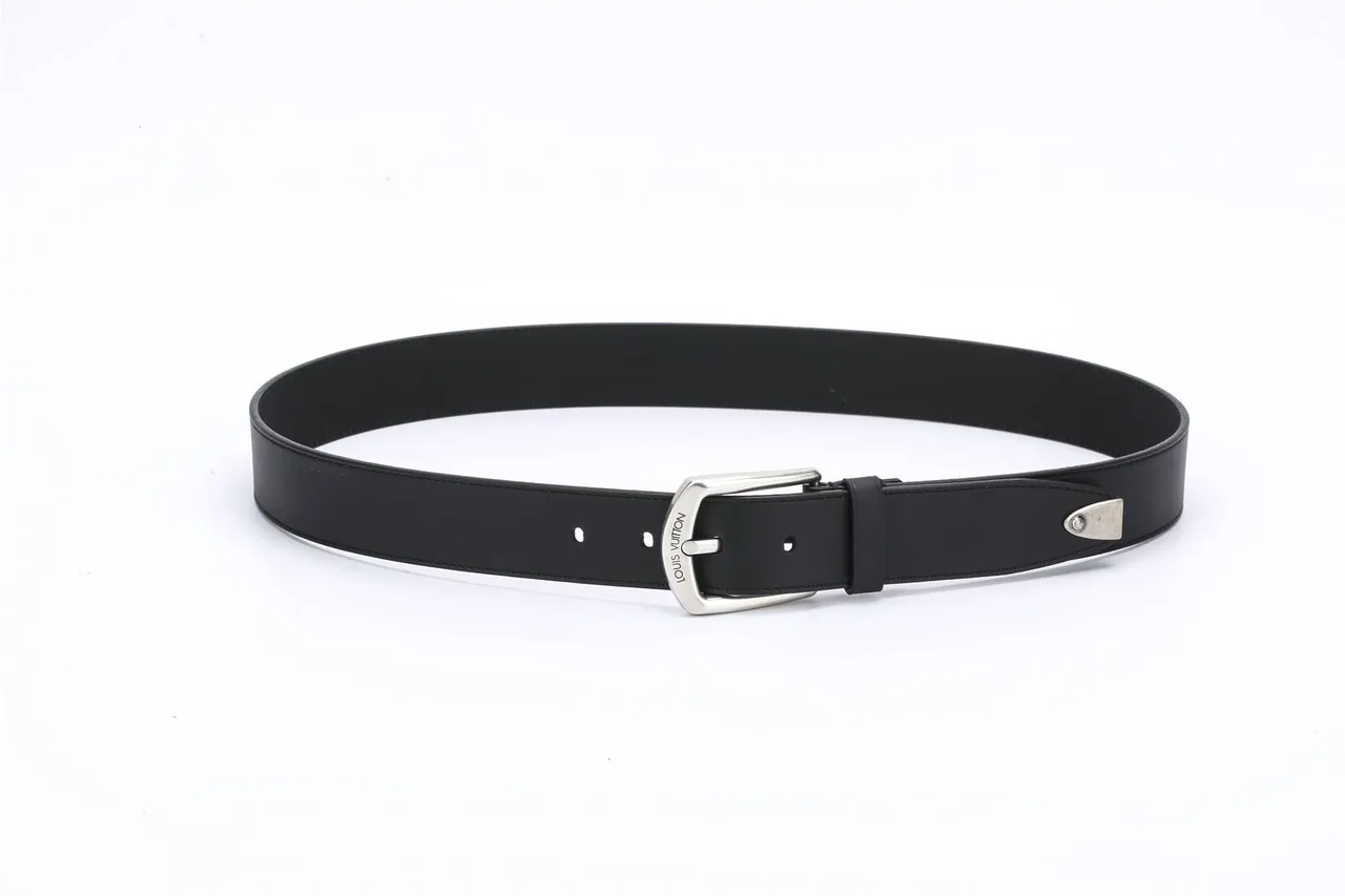 Louis Vuitton Ceinture en cuir noir argenté avec détails de couture lisse 7