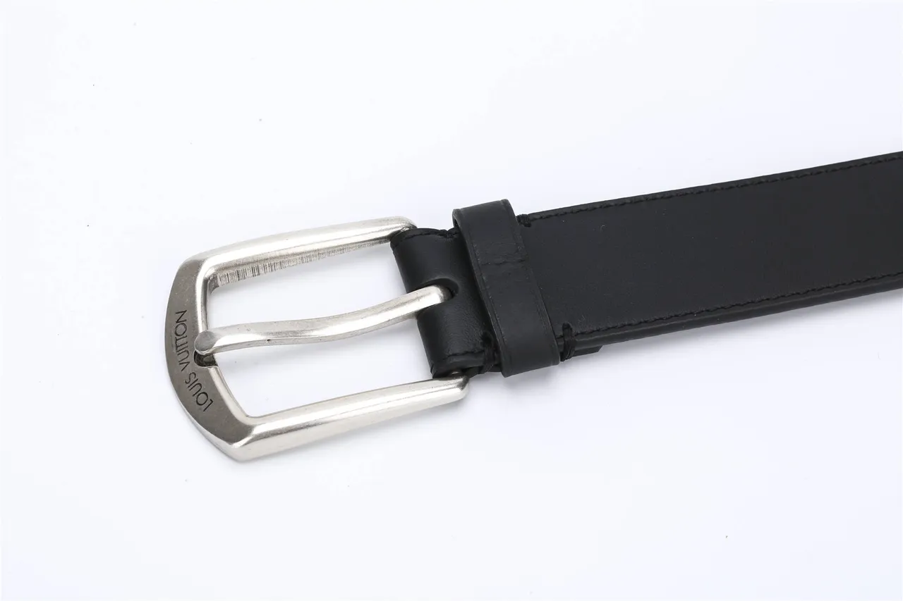Louis Vuitton Ceinture en cuir noir argenté avec détails de couture lisse 10