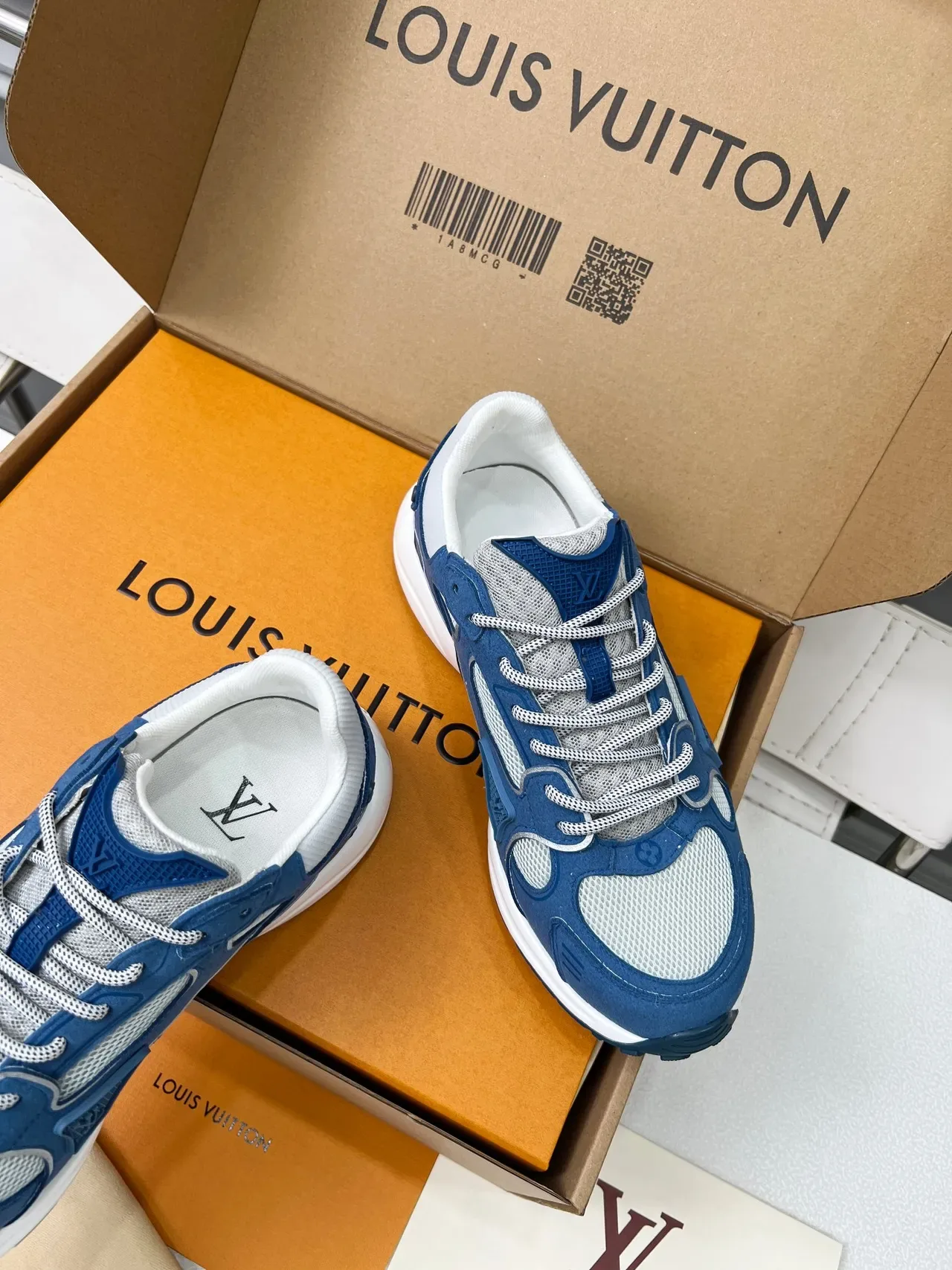 Louis Vuitton Sneakers Lifestyle Bleu Gris Tige Maille Superposée Et Suédé Semelle Médiane Blanche Sculptée 3