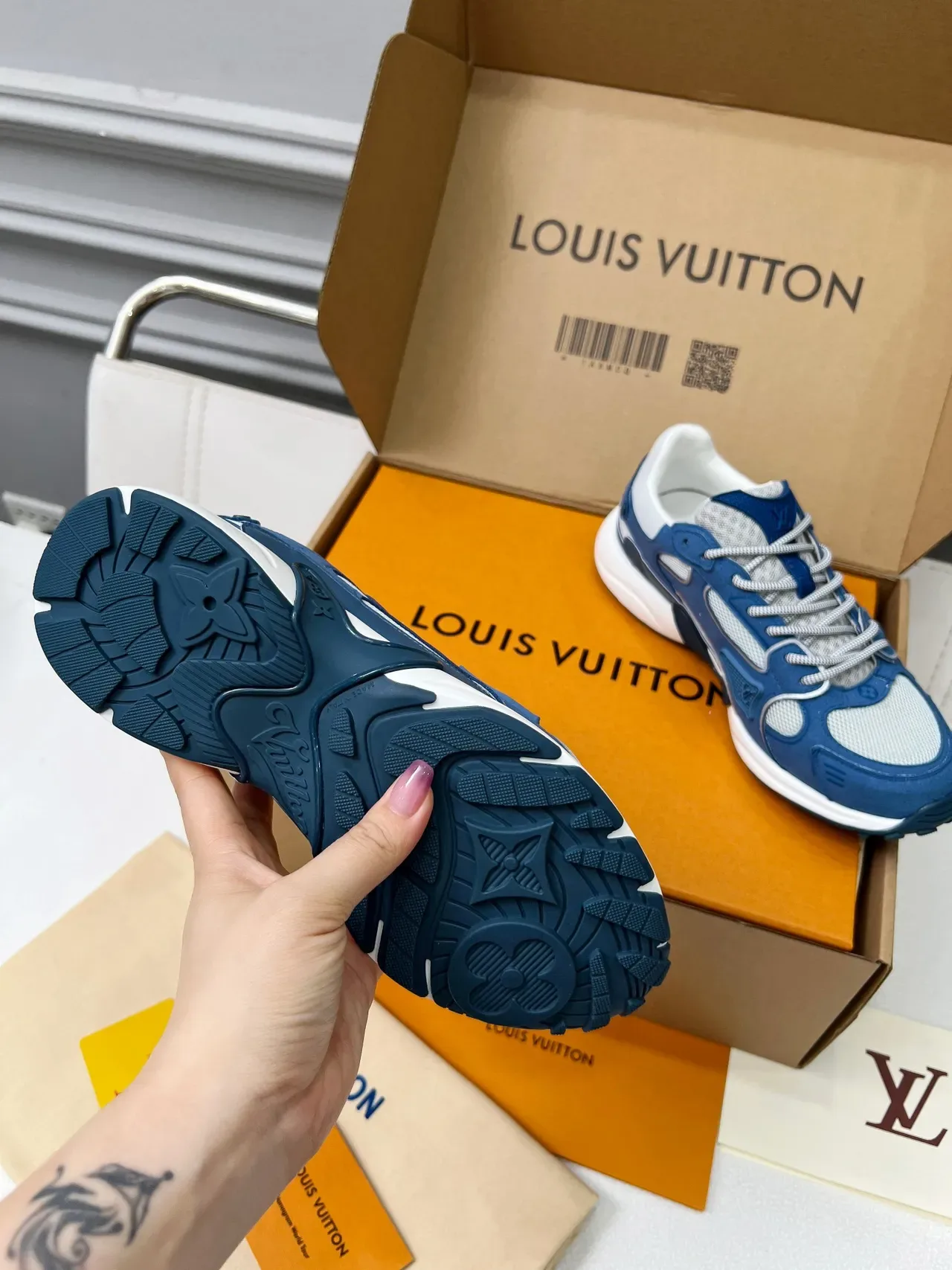Louis Vuitton Sneakers Lifestyle Bleu Gris Tige Maille Superposée Et Suédé Semelle Médiane Blanche Sculptée 4
