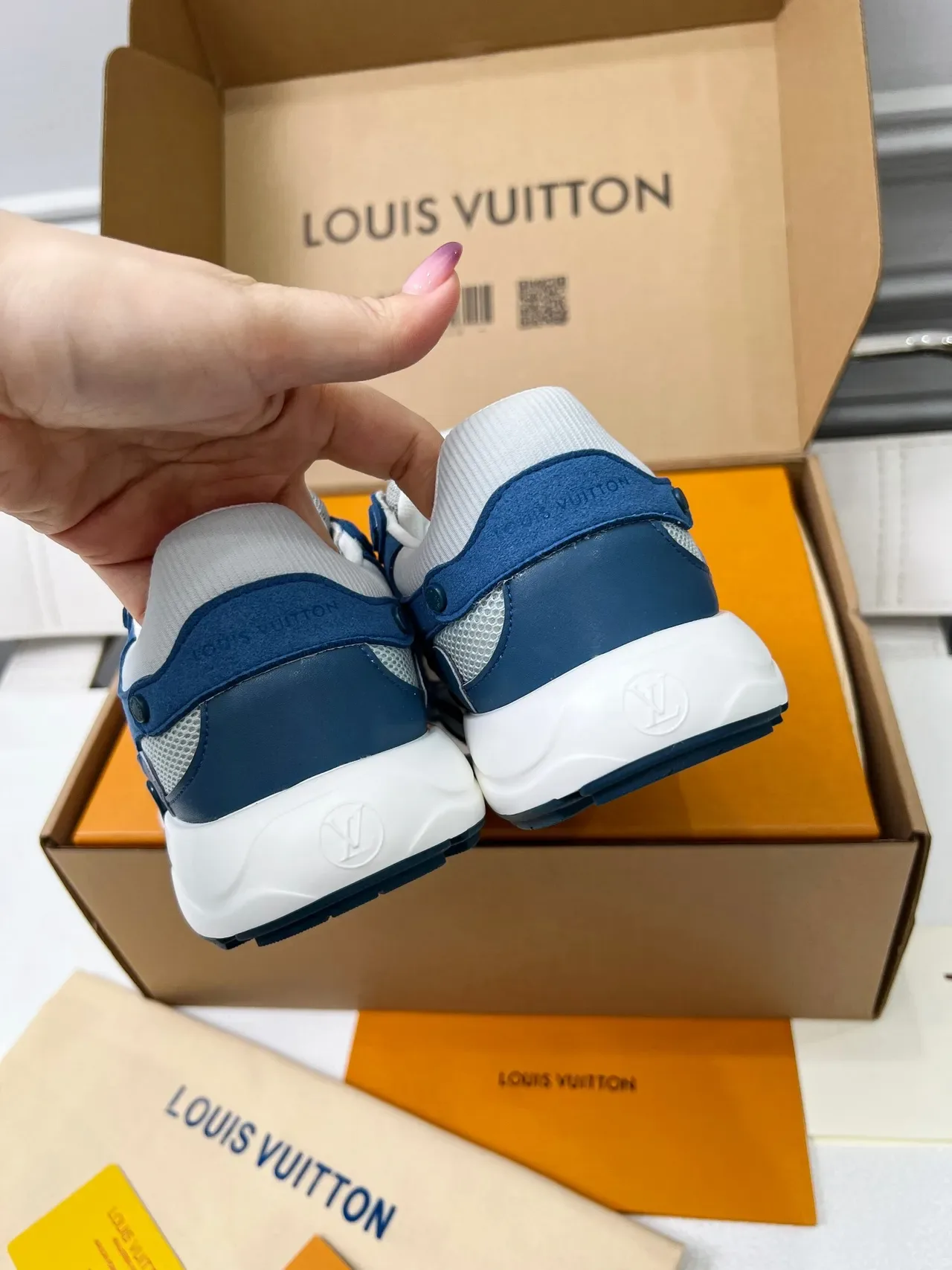 Louis Vuitton Sneakers Lifestyle Bleu Gris Tige Maille Superposée Et Suédé Semelle Médiane Blanche Sculptée 5