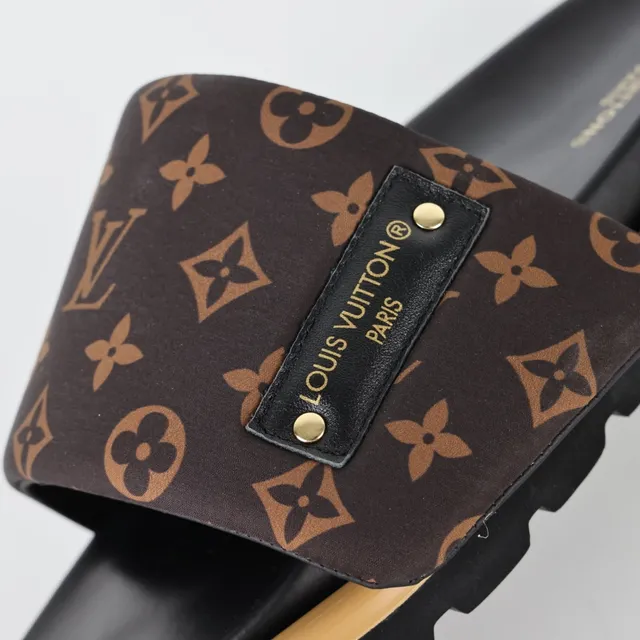 Louis Vuitton বাদামী বেইজ মোনোগ্রাম ক্যানভাস স্ট্র্যাপ কালো ফুটবেড স্লিপার 6