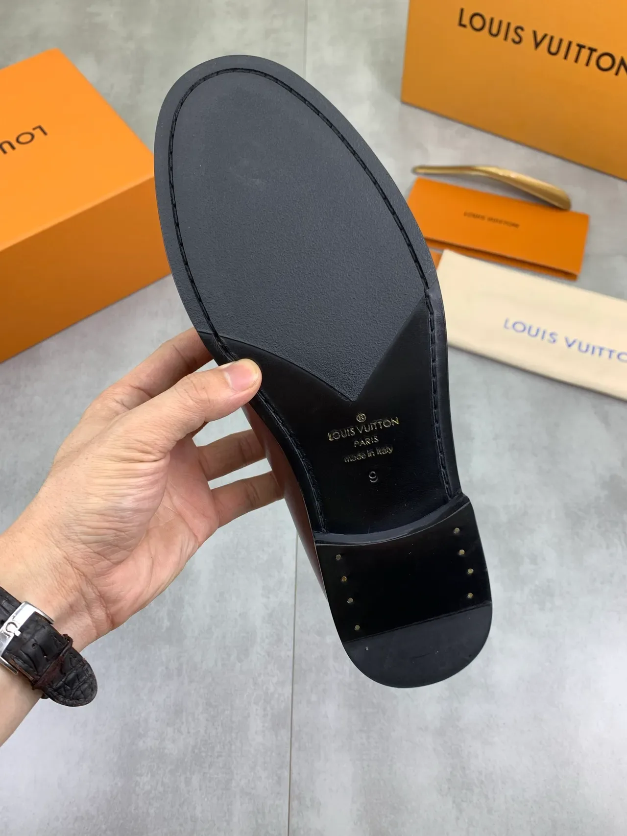 Louis Vuitton Mocassin en Cuir Marron Orné d'une Fleur 3