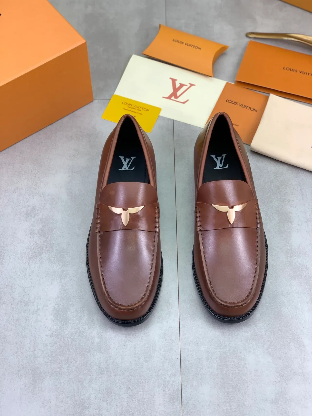 Louis Vuitton Mocassin en Cuir Marron Orné d'une Fleur 4