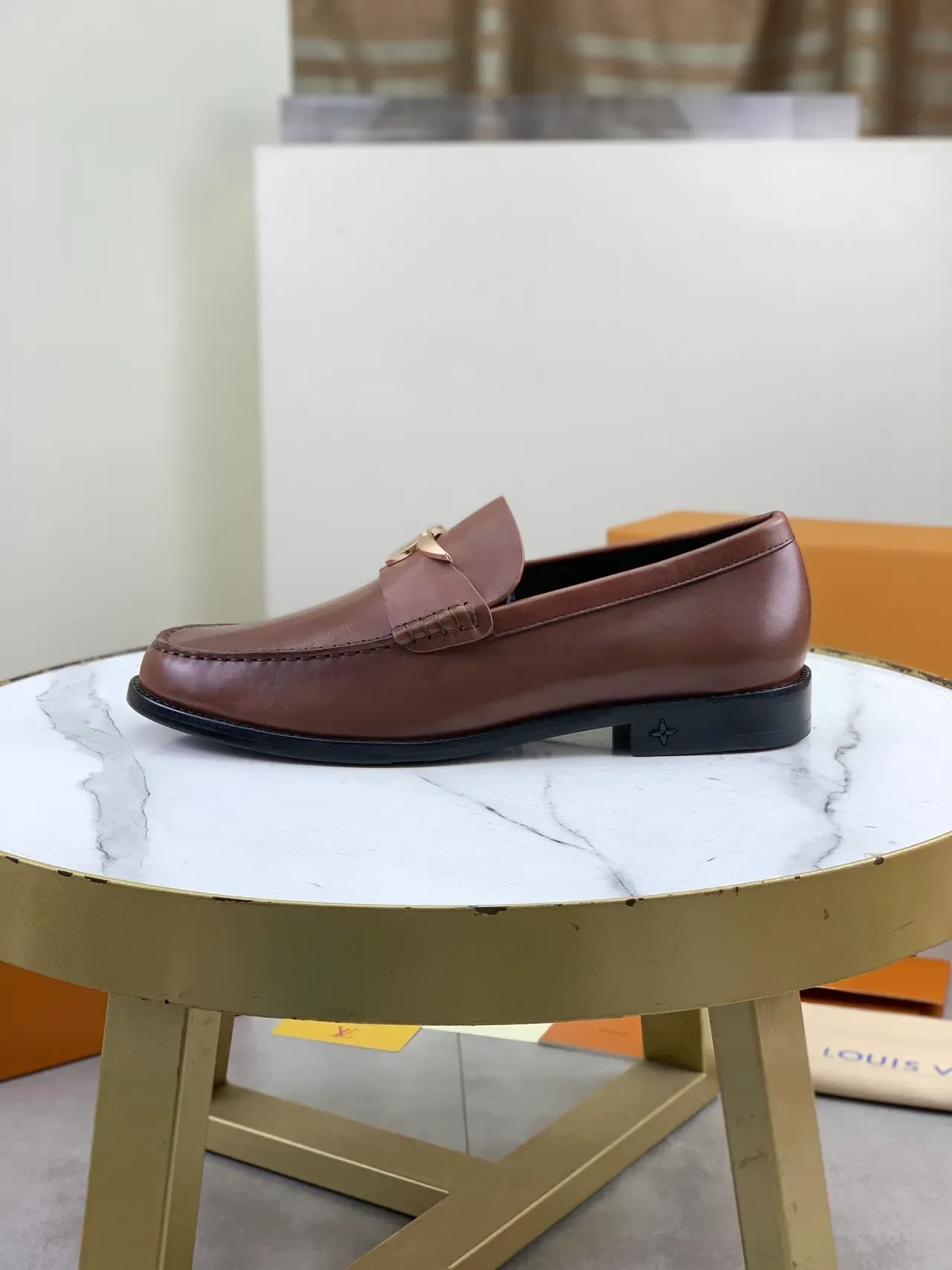 Louis Vuitton Mocassin en Cuir Marron Orné d'une Fleur 5