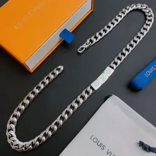 Louis Vuitton Chain Reaction Placa Esmaltada Colar Prateado