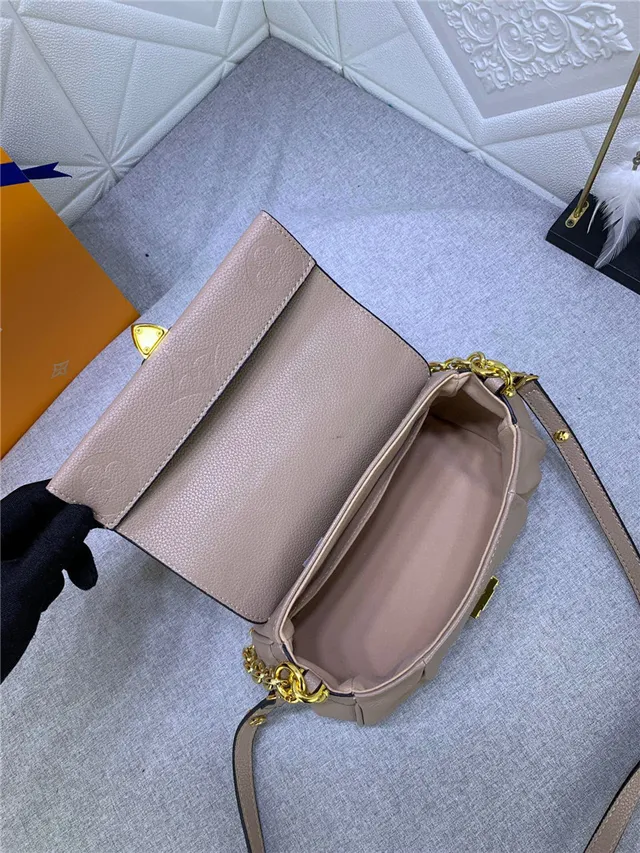 Louis Vuitton Dauphine Noir Monogramme embossé Sac à chaîne 11