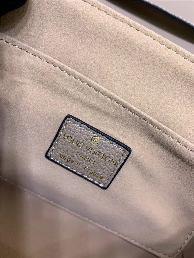 Louis Vuitton Dauphine Noir Monogramme embossé Sac à chaîne 12