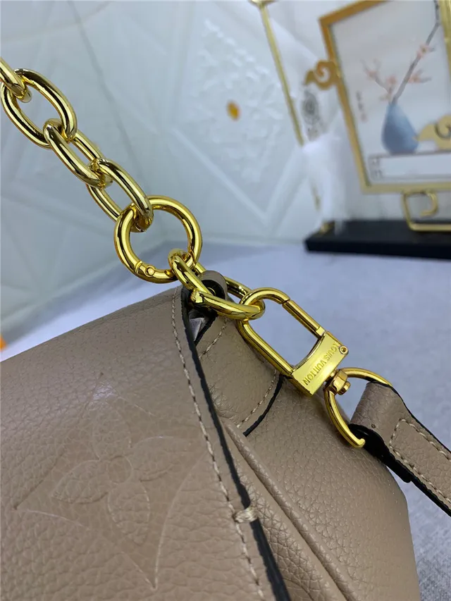 Louis Vuitton Dauphine Noir Monogramme embossé Sac à chaîne 13