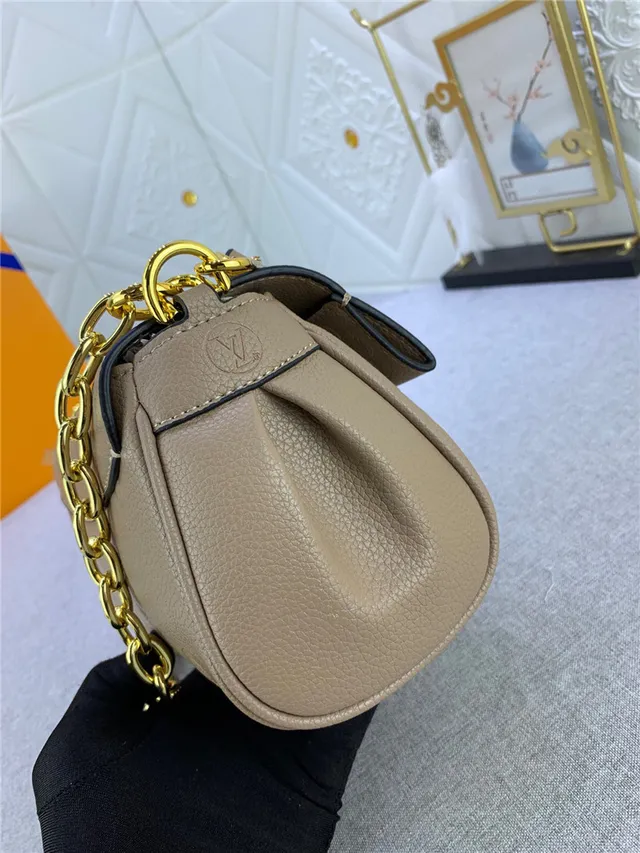 Louis Vuitton Dauphine Noir Monogramme embossé Sac à chaîne 15