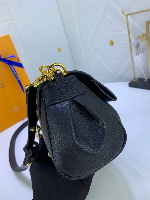 Louis Vuitton Dauphine Noir Monogramme embossé Sac à chaîne 24