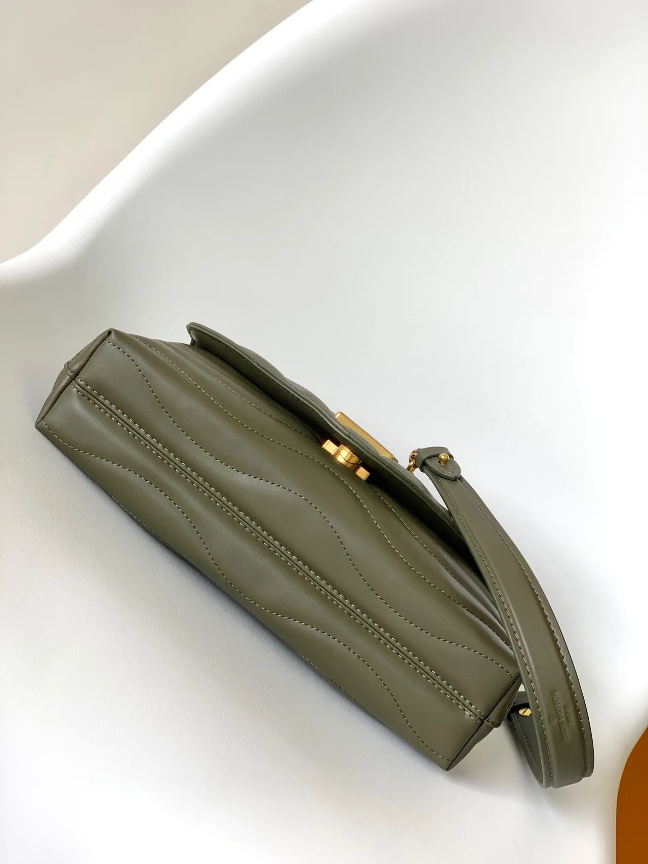 Louis Vuitton Dauphine जैतूनी हरी चेवरॉन-क्विल्टेड चेन बैग 4