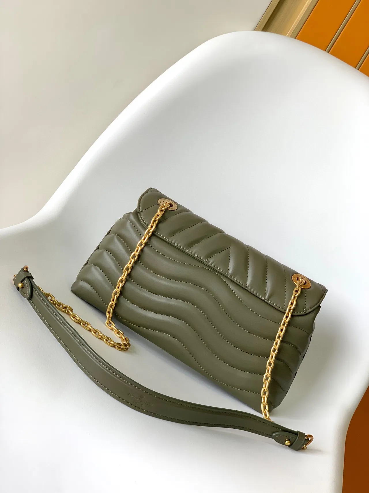Louis Vuitton Dauphine जैतूनी हरी चेवरॉन-क्विल्टेड चेन बैग 5