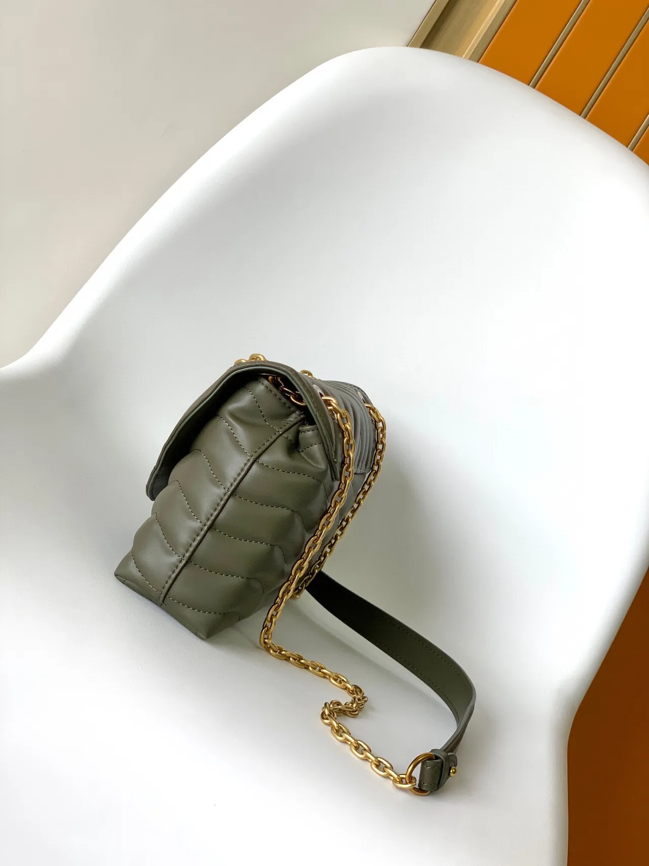 Louis Vuitton Dauphine जैतूनी हरी चेवरॉन-क्विल्टेड चेन बैग 6
