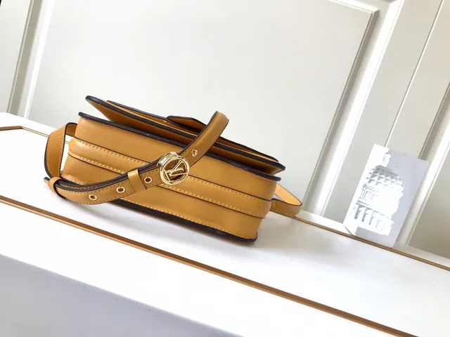 Louis Vuitton Dauphine ট্যান স্মুথ চামড়ার মেসেঞ্জার ব্যাগ 5