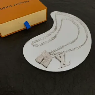 Colar Louis Vuitton com Corrente de Prata e Dois Pendent es