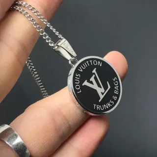 Colar com pingente Louis Vuitton Monogram gravado em esmalte preto